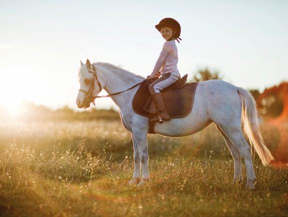 Kind beim Ponyreiten