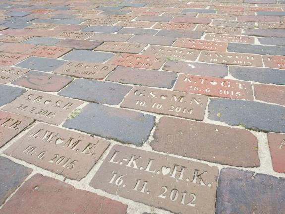 Eingelassene Backsteine mit Initialen