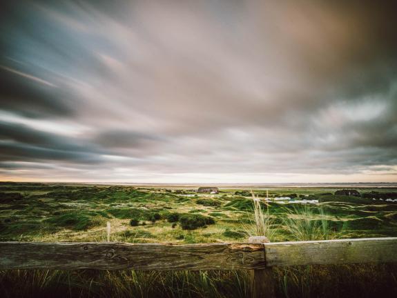 Blick von der Melkhörndüne auf die Jugendherberge auf Langeoog
