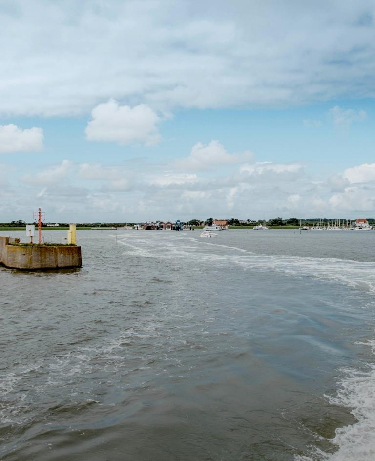 Blick vom Schiffsheck: Ablegen in Bensersiel