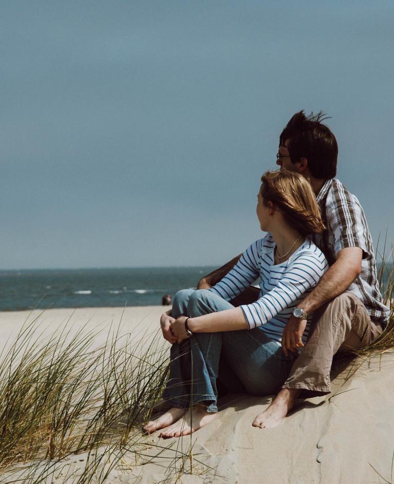 Ein verliebtes Paar am Langeoog Strand
