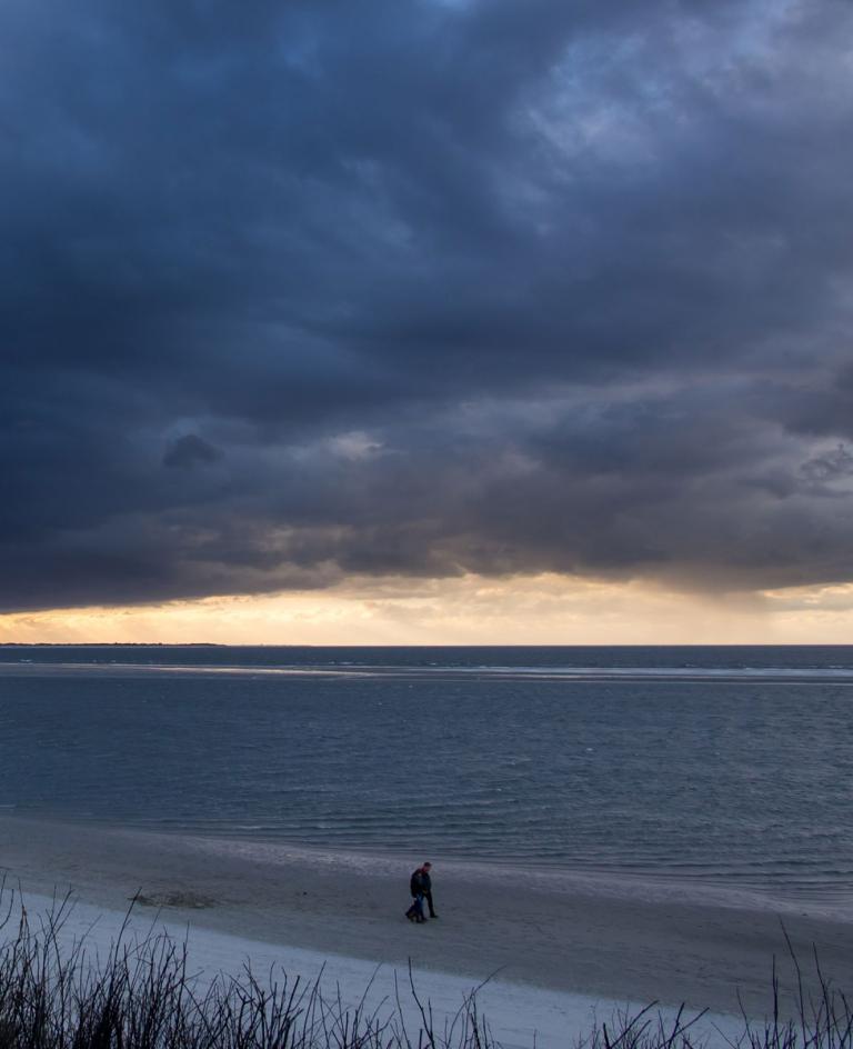 Ein leerer Strand im Abendlicht