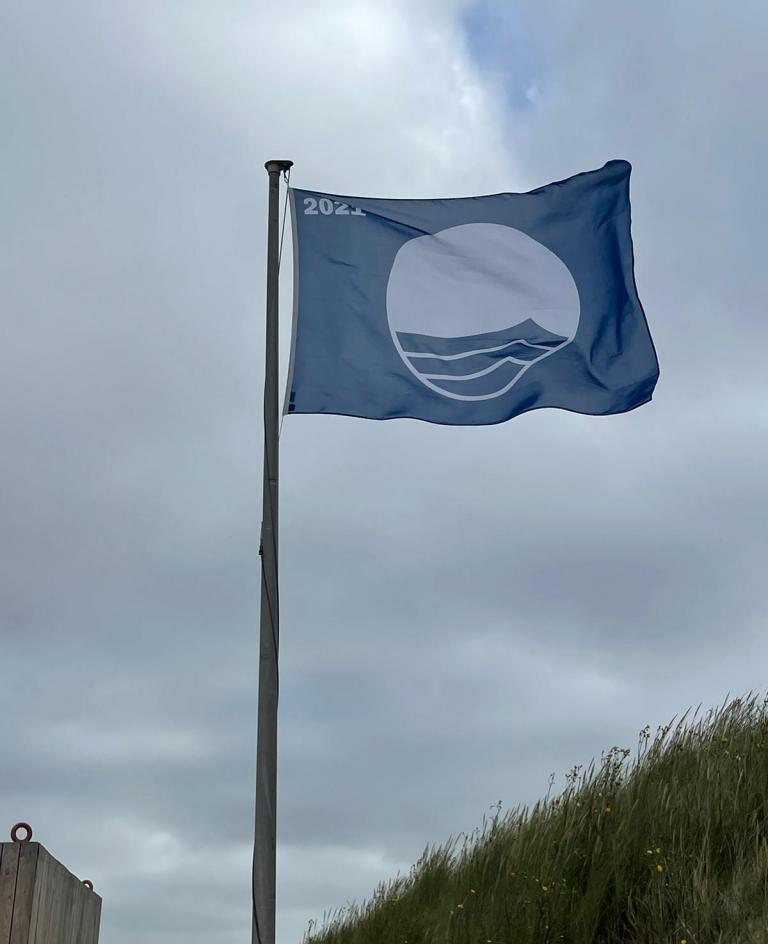 Die blaue Flagge weht am Langeooger Strand