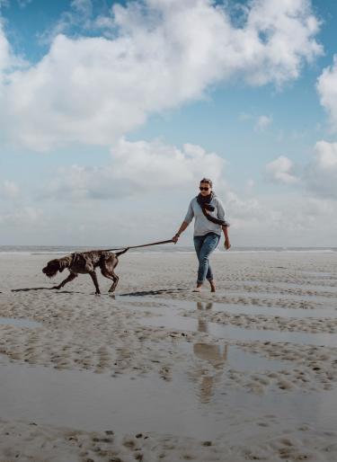 Am Hundestrand sind Hund und Herrchen willkommen